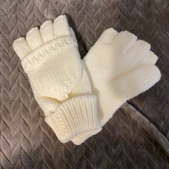 Old Navy Women’s Mittens - Picture 2 of 3
